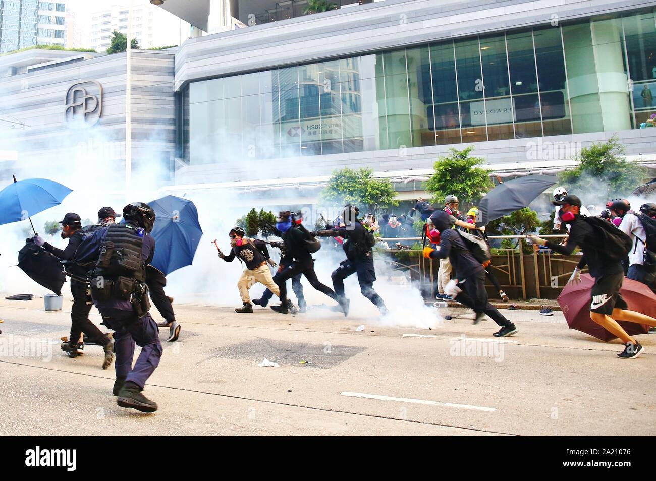 Hong Kong, Cina. 29Sep, 2019. Decine di migliaia di manifestanti frequentare non autorizzato di un anti-totalitarismo marzo che si trasforma in scontri tra Hong Kong polizia e manifestanti. Qui i manifestanti in lotta con i poliziotti antisommossa all'Admiralty Road. Mattoni e bombe a benzina sono gettati presso la polizia che ritornano con spruzzo di pepe e gas lacrimogeni. Credito: Gonzales foto/Alamy Live News Foto Stock