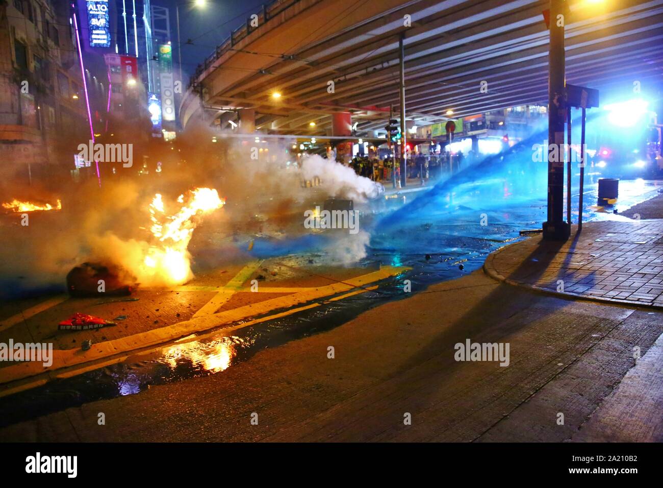 Hong Kong, Cina. 29Sep, 2019. Decine di migliaia di manifestanti frequentare non autorizzato di un anti-totalitarismo marzo che si trasforma in scontri tra Hong Kong polizia e manifestanti. I manifestanti retreat a Wan Chai dove impostare i blocchi stradali con il fuoco e lanciano bombe molotov mentre ritirandosi a Causeway Bay. Qui la polizia utilizzare cannoni ad acqua carrello contro manifestanti a Hennessy Road, Wan Chai. Credito: Gonzales foto/Alamy Live News Foto Stock