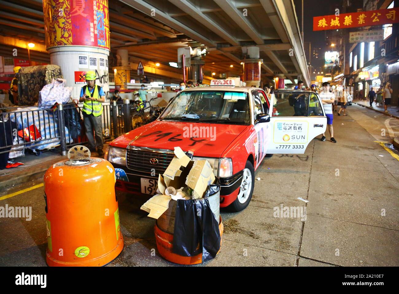 Hong Kong, Cina. 29Sep, 2019. Decine di migliaia di manifestanti frequentare non autorizzato di un anti-totalitarismo marzo che si trasforma in scontri tra Hong Kong polizia e manifestanti. Un taxi si blocca con un giornalista vicino a Hennessey Road, Wan Chai e i manifestanti assediano il taxi prima di polizia giungono sulla scena. Credito: Gonzales foto/Alamy Live News Foto Stock
