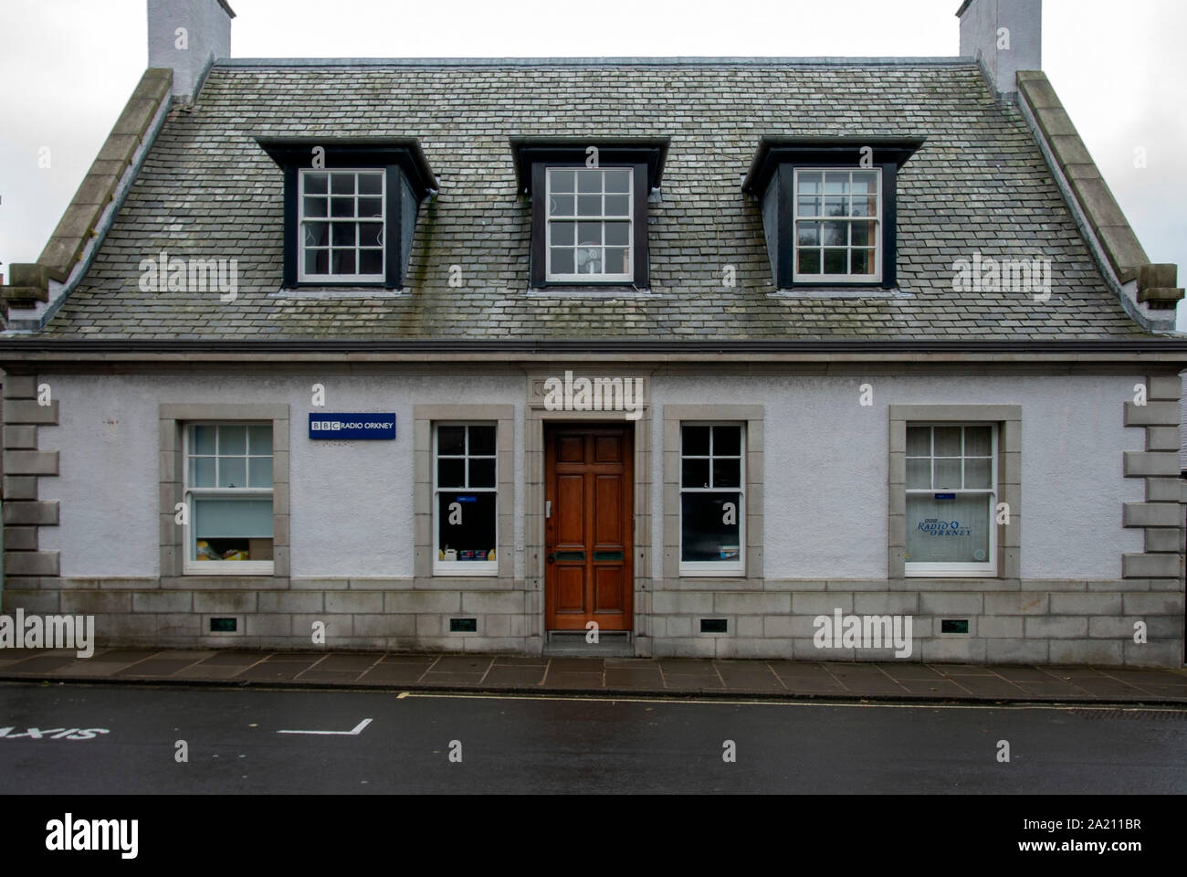 BBC Radio locali delle Orkney Castle Street Kirkwall terraferma Isole Orkney Scotland Regno Unito vista esterna bianco costruito in pietra di due piani 2 commercial Foto Stock