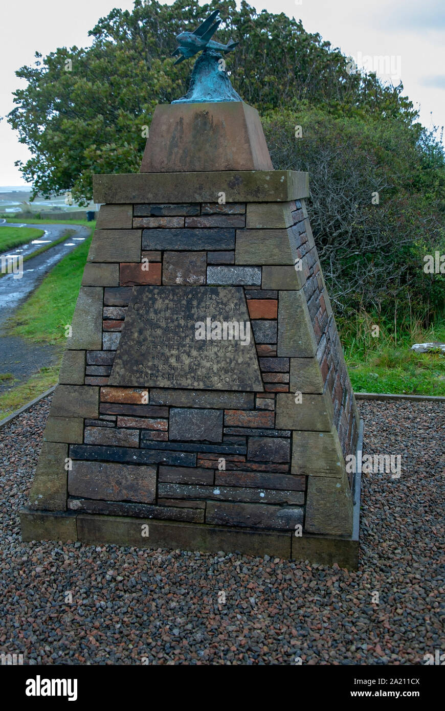 Primo servizio aereo pietra commemorativa Cairn capitano Edward Ted Fresson OBE Aviation Pioneer terraferma le isole Orkney Scotland Regno Unito bronzo m Foto Stock