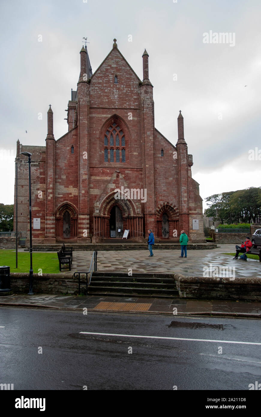 Xii secolo St Magnus Cathedral Broad Street Kirkwall terraferma le isole Orkney Scotland Regno Unito vista esterna della parte ovest della facciata a timpano ingresso d Foto Stock