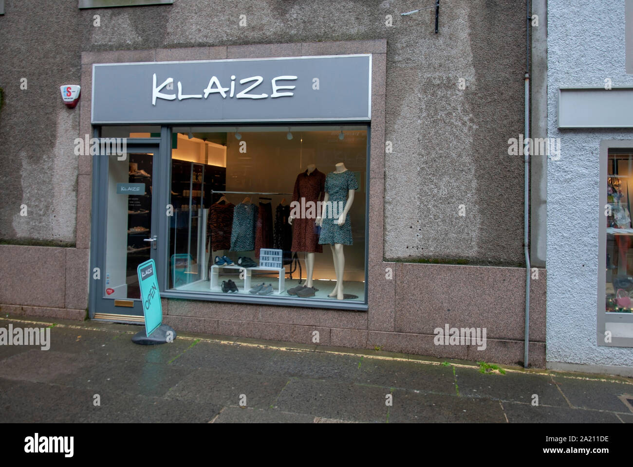 Klaize Ladies Abbigliamento Fashion Shop Albert Street Kirkwall terraferma le isole Orkney Scotland Regno Unito vista esterna grigia con facciata singola retail Foto Stock