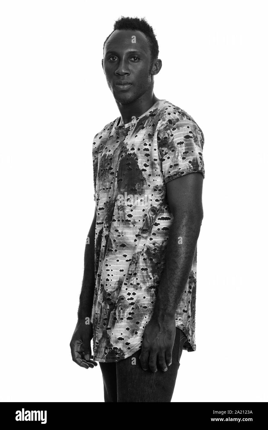 Studio shot del giovane africano in bianco e nero Foto Stock
