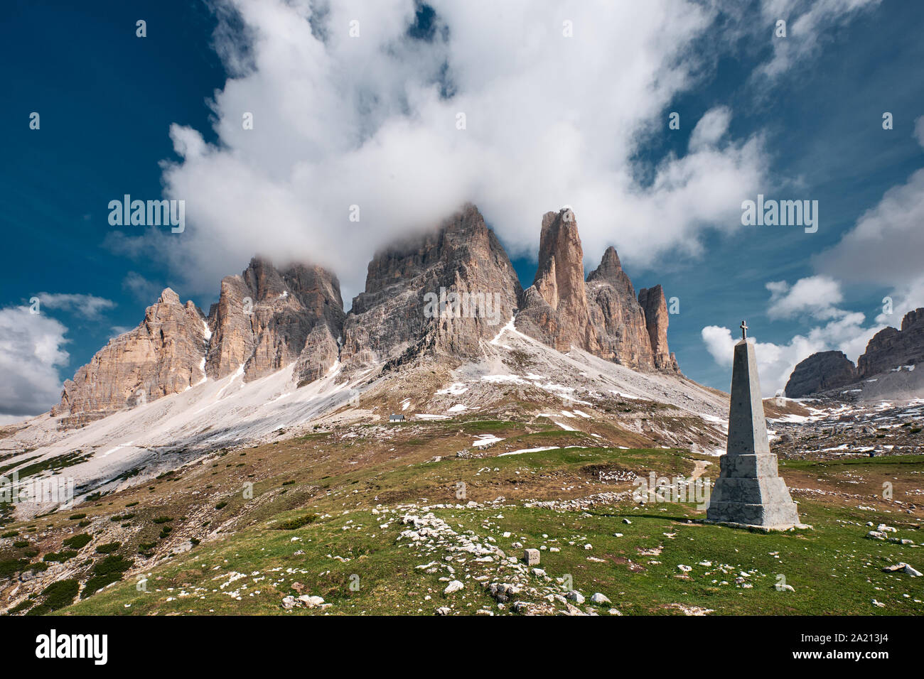 Il paesaggio delle Tre Cime di Lavaredo (Tre Cime di Lavaredo), uno dei più  popolari attrazione nelle Dolomiti, Italia Foto stock - Alamy