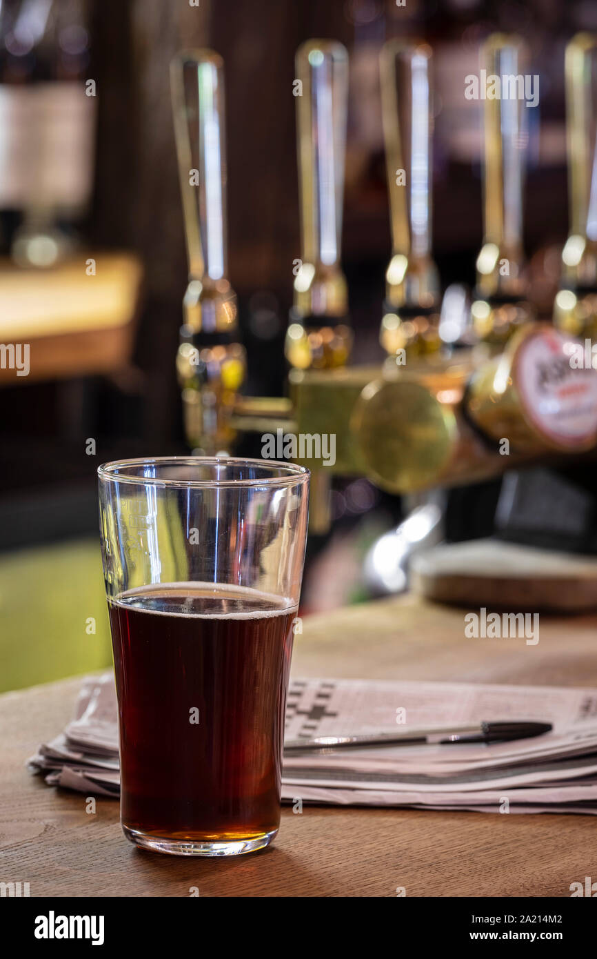 La pinta di birra e il cruciverba, vecchio stile pub di campagna Foto Stock