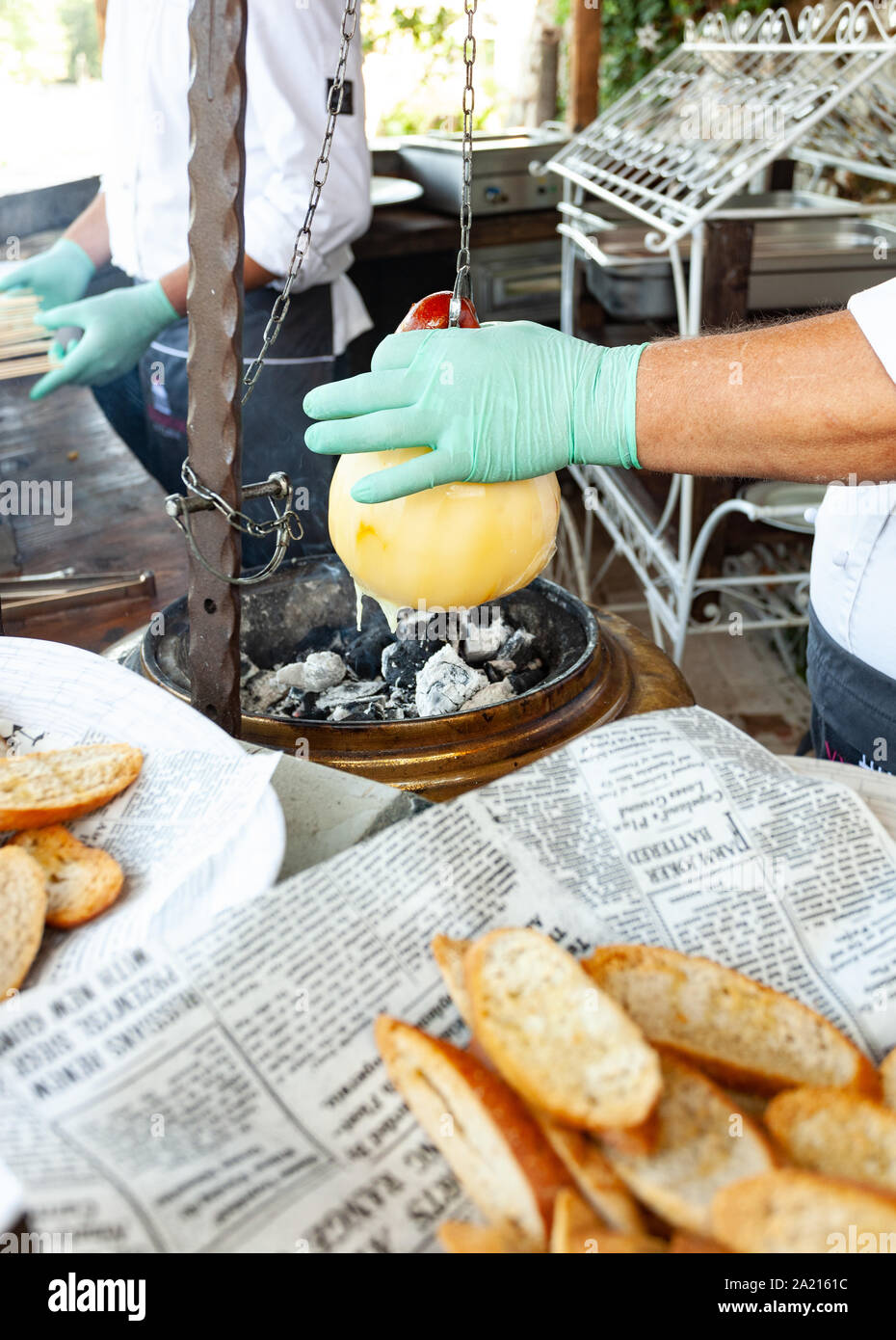 Tipica del sud Italia, cotta formaggio fuso chiamato il Caciocavallo su carboni ardenti. Foto Stock