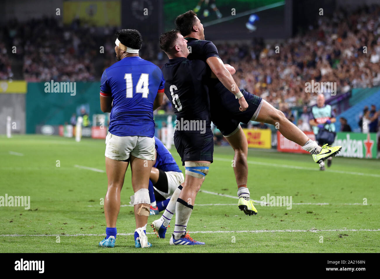 Scozia Sean Maitland punteggio celebra il suo lato della prima prova del gioco con il compagno di squadra Magnus Bradbury durante il 2019 Coppa del Mondo di Rugby corrispondono a Misaki Stadium, Kobe, Giappone. Foto Stock