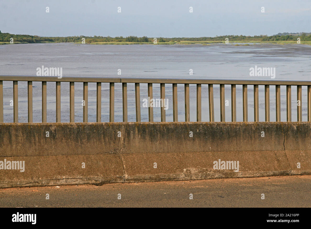 Vista di Saint Lucia Estuary oltre la R618 entrando a Ponte Santa Lucia, quartiere Umkhanyakude comune, KwaZulu Natal, Sud Africa. Foto Stock