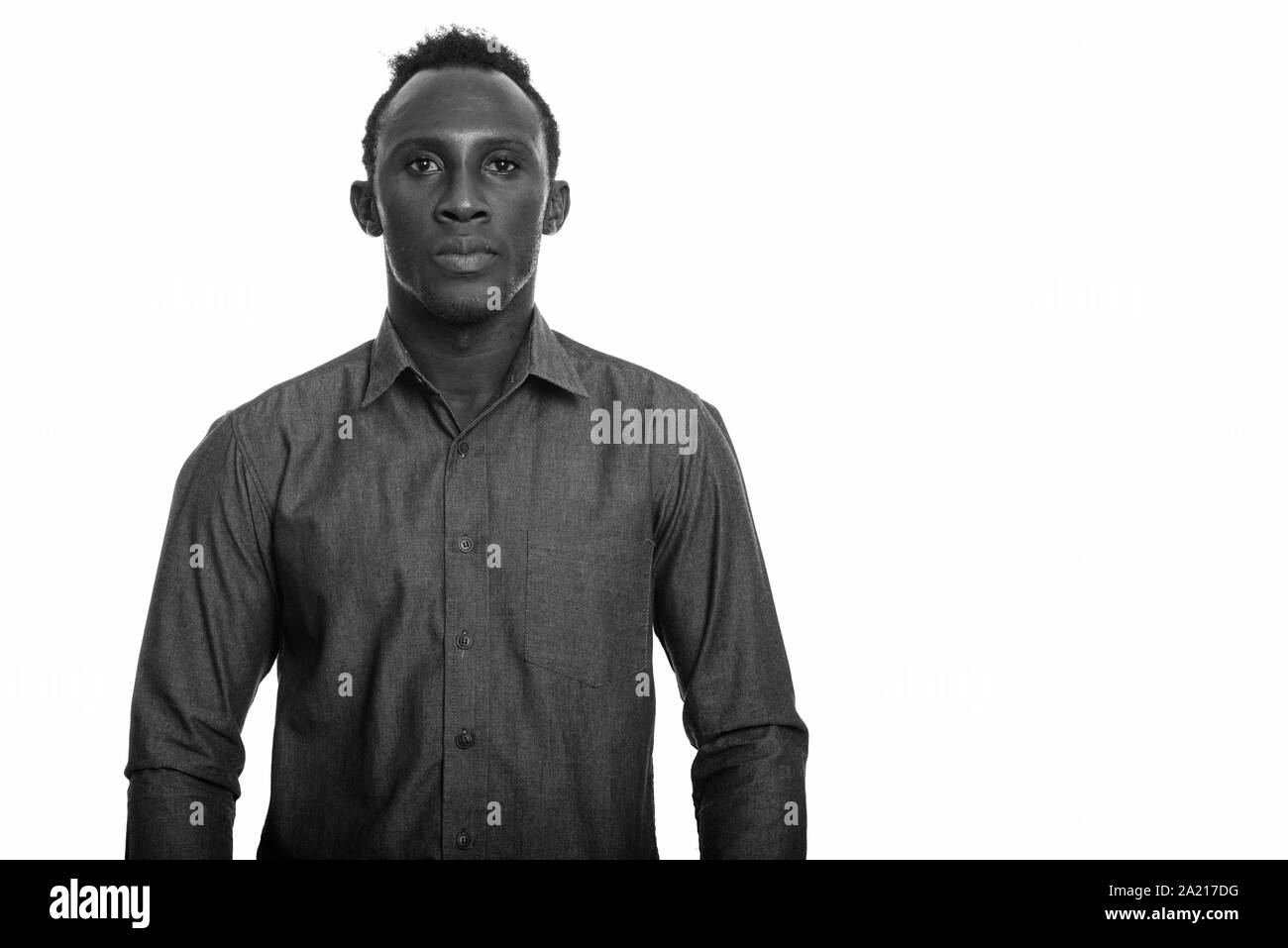 Studio shot del giovane africano in bianco e nero Foto Stock