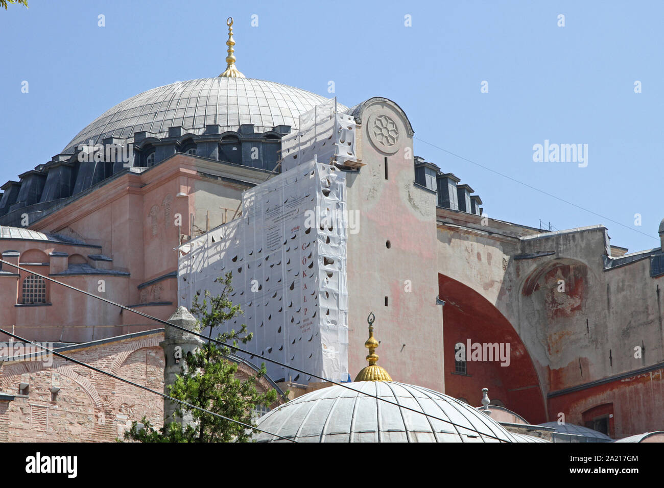 Close-up di centrale tetto a cupola di Ayasofya AKA Museo Hagia Sophia, Fatih, Istanbul, Turchia. Foto Stock