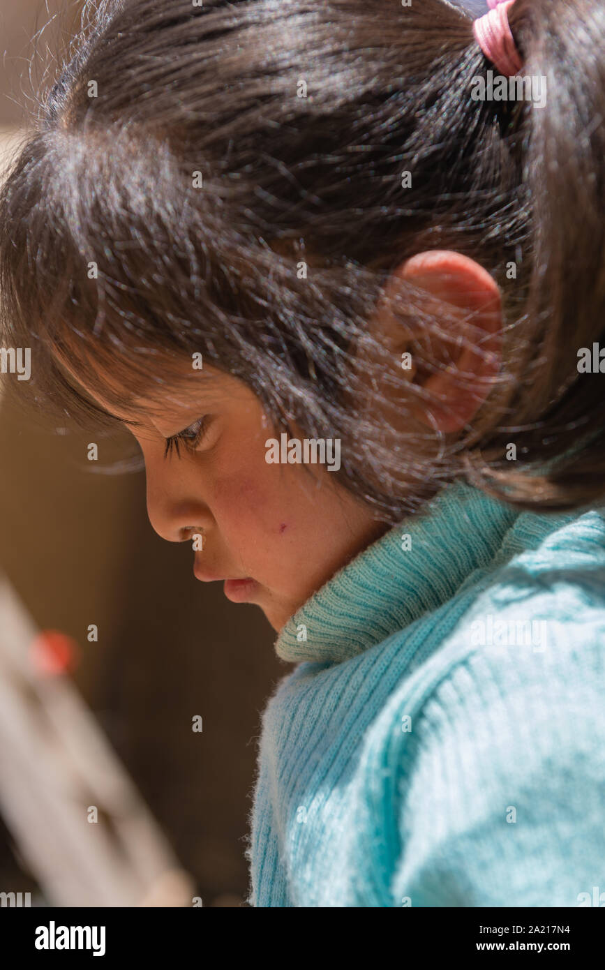 Ragazza giovane di età compresa tra 4 e 6 in corrispondenza di un evento turistico nel villaggio indigeno di Puka Puka vicino a Tarabuco, Quechuan persone, Sucre, Bolivia, America Latina Foto Stock