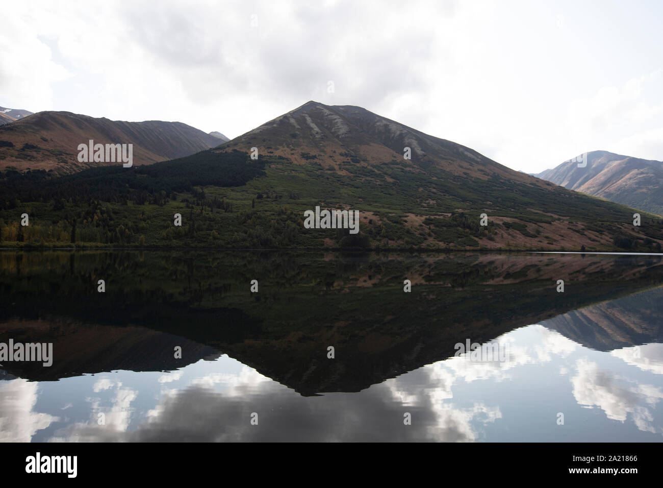 Splendida immagine speculare di un lago di montagna in Alaska Foto Stock