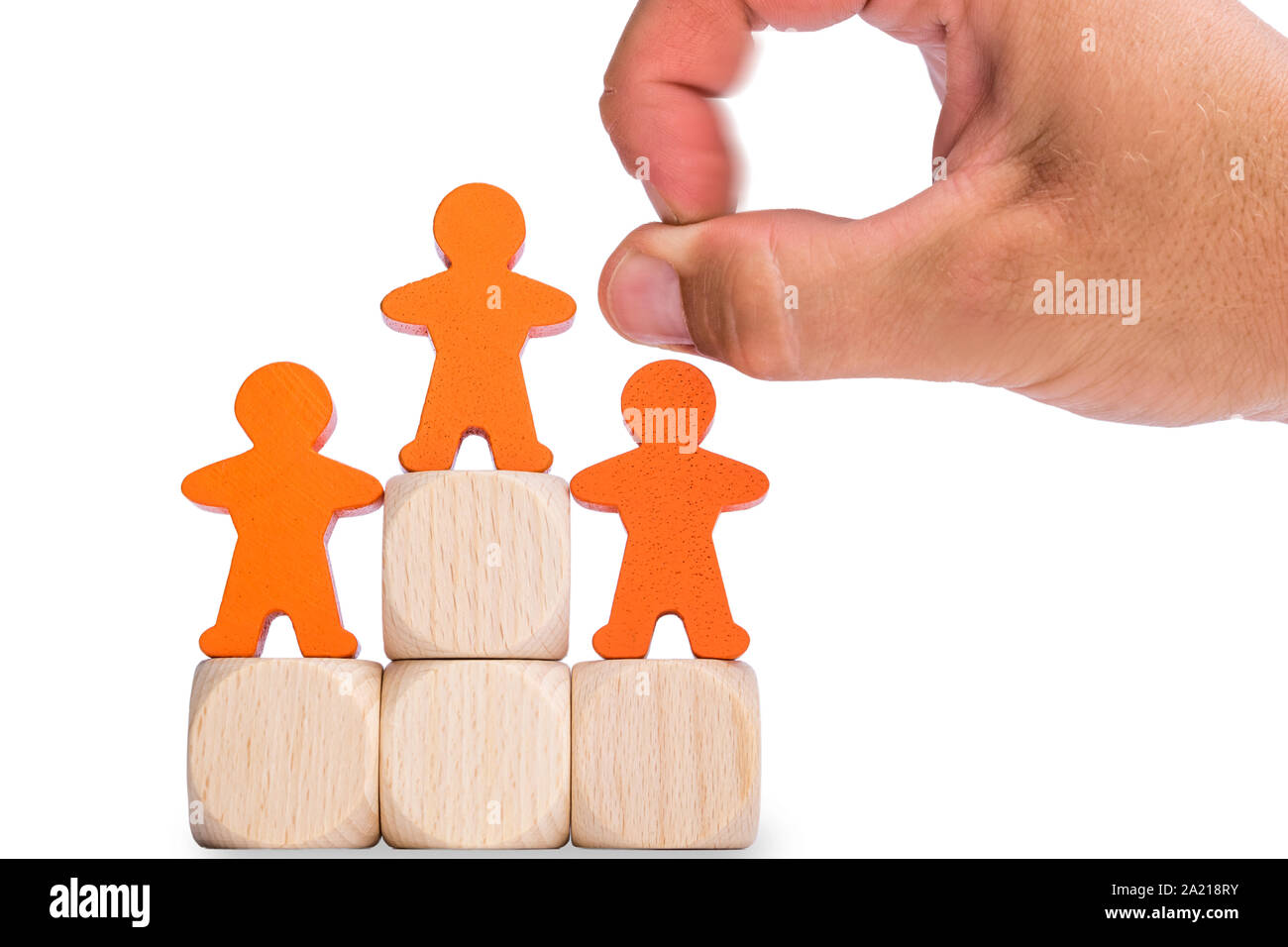 La sostituzione di un dirigente rappresentata nella parte anteriore del maschio di legno davanti a uno sfondo bianco Foto Stock