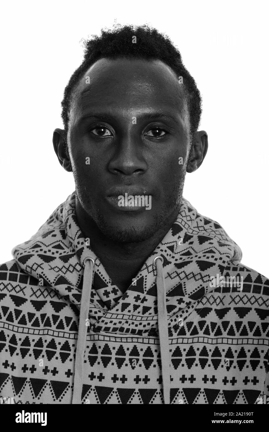 Studio shot del giovane africano in bianco e nero Foto Stock