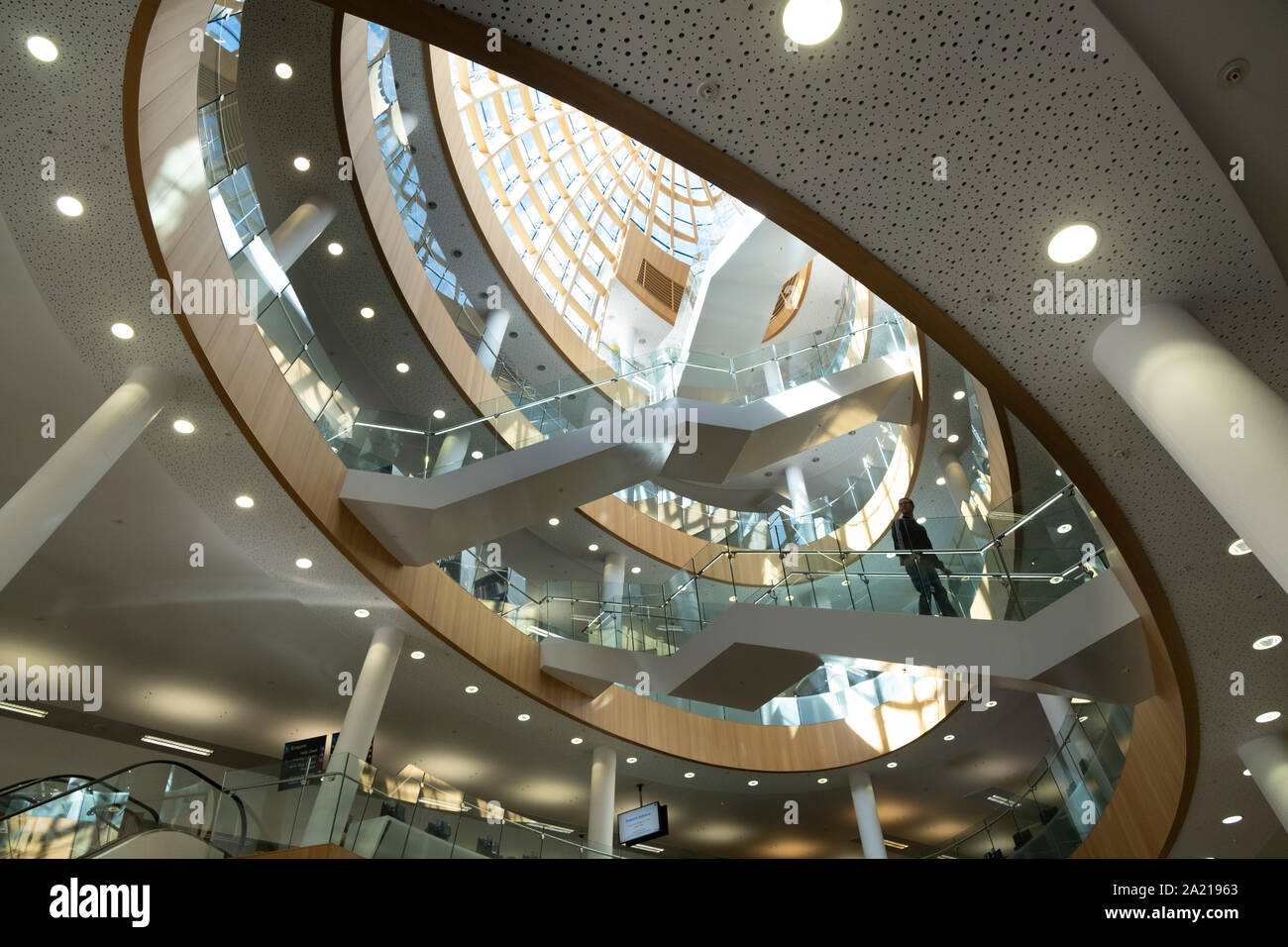 Liverpool Central Library, Liverpool, Regno Unito - sovrapposizione di scale in vetro e acciaio, una straordinaria architettura moderna dietro una facciata classica Foto Stock