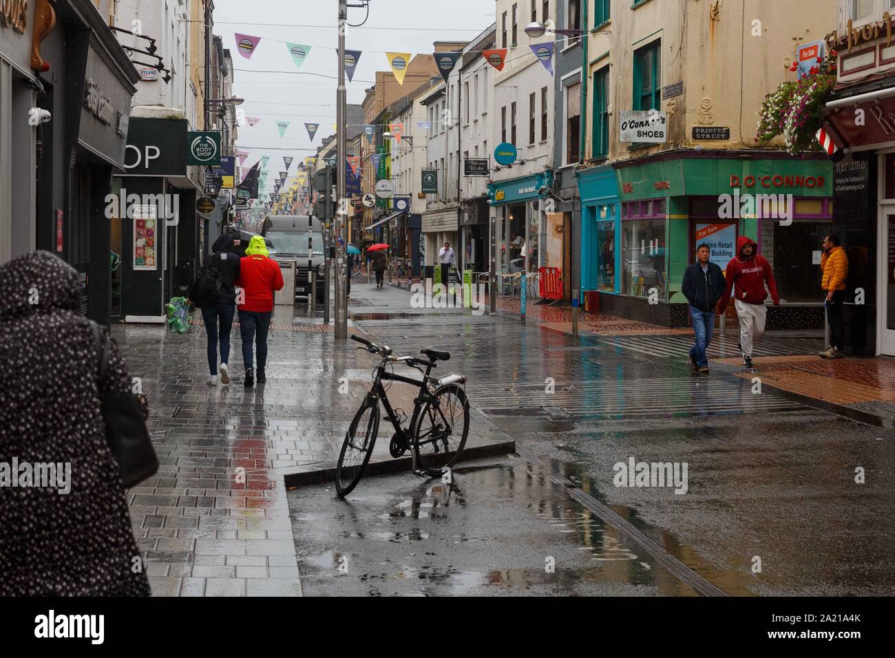 Cork, Irlanda, 30 settembre 2019. Meteo giallo di avvertimento, la città di Cork. Lo stato giallo allarme meteo per la pioggia in tutta la contea non volevo interrompere alcuni acquirenti di raggiungere la città di oggi. La spia è in posizione fino alle 4 del pomeriggio, questo è più avanti di tempesta Lorenzo che possono colpire giovedì secondo alcune previsioni. Credito: Damian Coleman Foto Stock