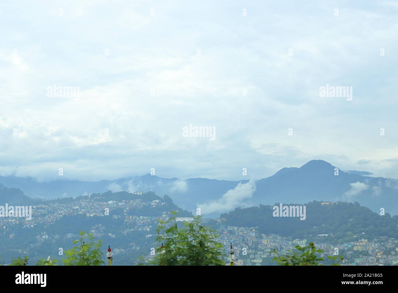 Montagne coperte di nuvole e città possono essere viste sulle montagne,il Sikkim, India Foto Stock