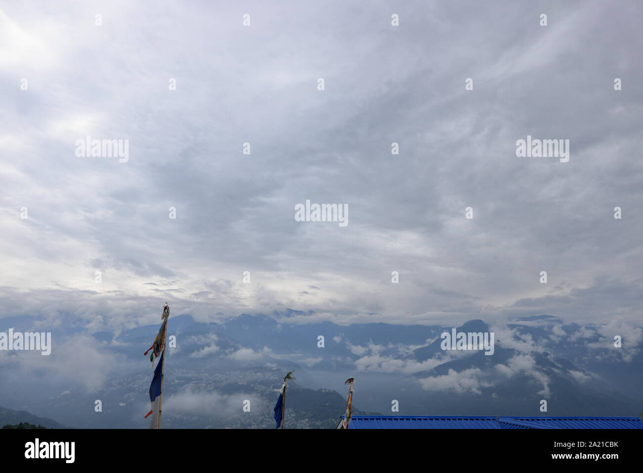 Su un molto nuvoloso giorno montagne coperte di nuvole nel Sikkim, India Foto Stock