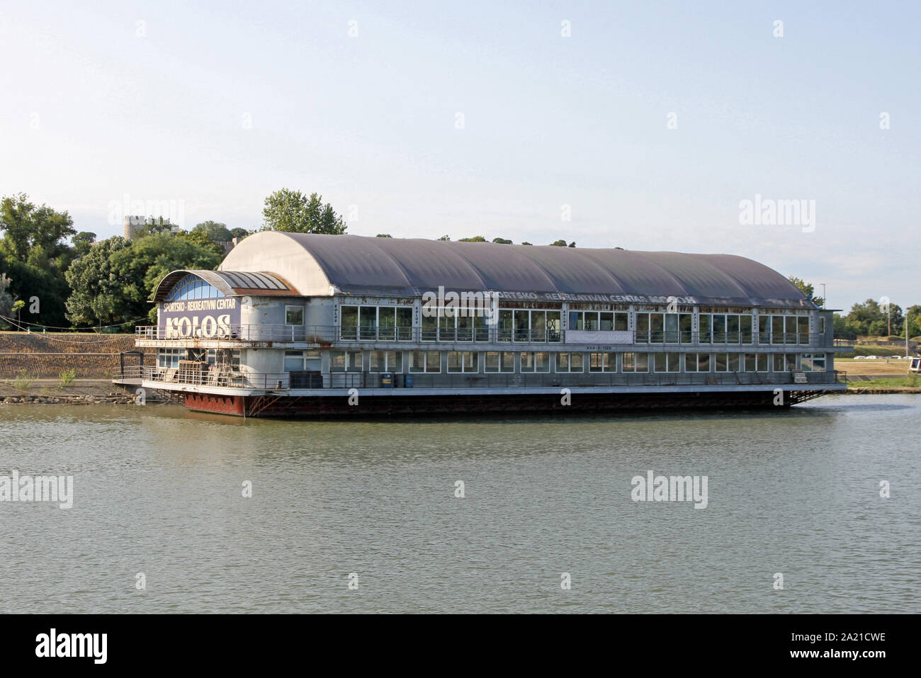 Il Kolos centro sportivo e ricreativo, floating palestra barca con Kalamegdan Park in background, Sava-Danube confluenza del fiume, Belgrado, Serbia. Foto Stock