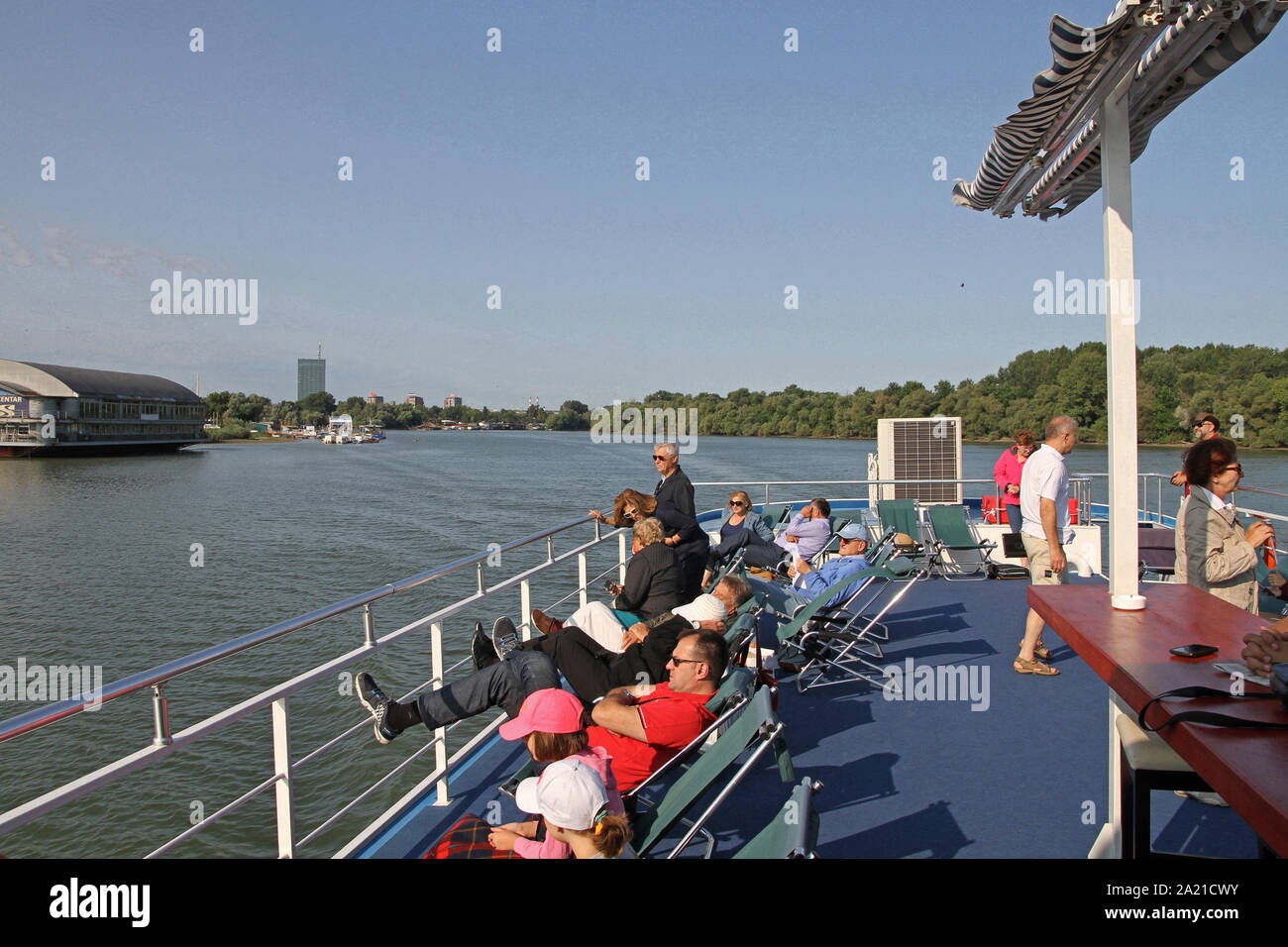 Vista interna del fiume Danubio barca, con la Kolos centro sportivo e ricreativo sulla sinistra e il Veliko Ratno Ostrvo (Grande Guerra Isola) a destra, Danube-Sava confluenza, Belgrado, Serbia. Foto Stock