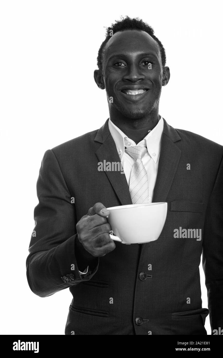 Giovani felici Africano nero imprenditore sorridente e azienda tazza da caffè Foto Stock