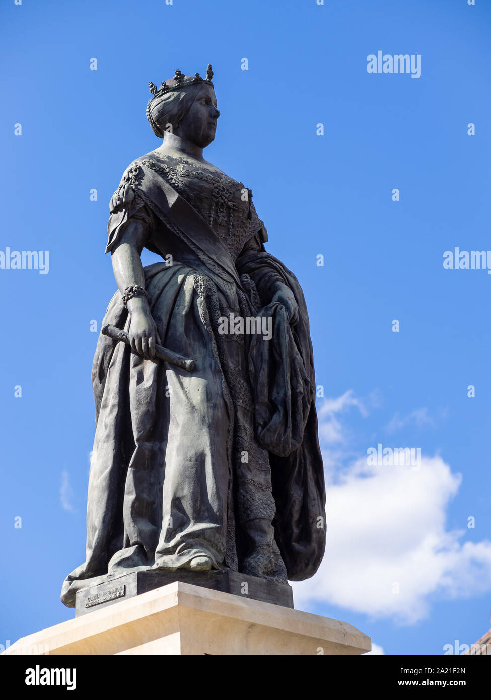 MADRID, Spagna-Settembre 22, 2019: Statua della Regina Isabel II di Spagna di fronte al Teatro Reale (teatro reale o Madrid Opera) a Plaza de Isabe Foto Stock