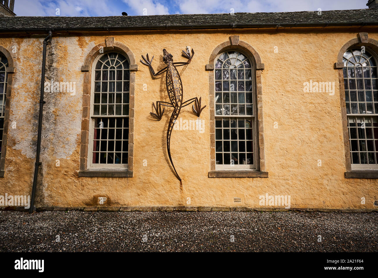 Metallo gigante lizard strisciando fino alla parete della galleria Kilmorack la vecchia chiesa Kilmorack, da Beauly, Scozia Foto Stock