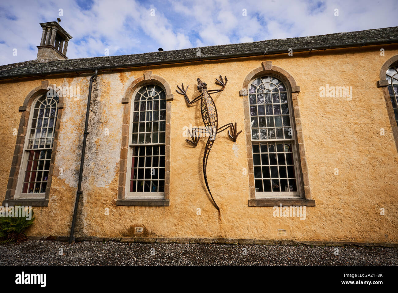 Metallo gigante lizard strisciando fino alla parete della galleria Kilmorack la vecchia chiesa Kilmorack, da Beauly, Scozia Foto Stock