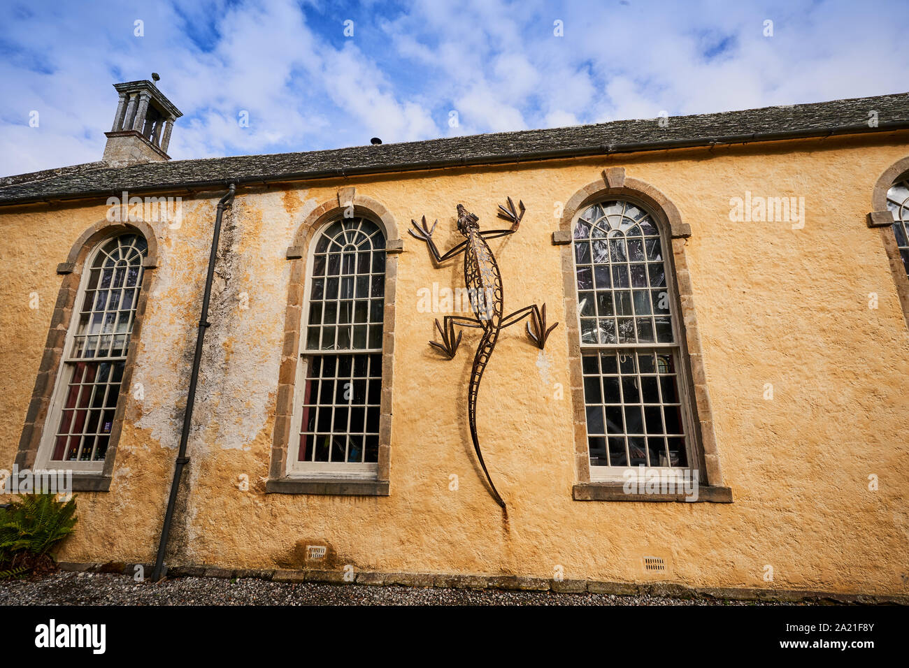 Progettazione artistica artigianale metallo gigante lizard strisciando fino alla parete della galleria Kilmorack nella vecchia chiesa Kilmorack, da Beauly in Scozia. Foto Stock