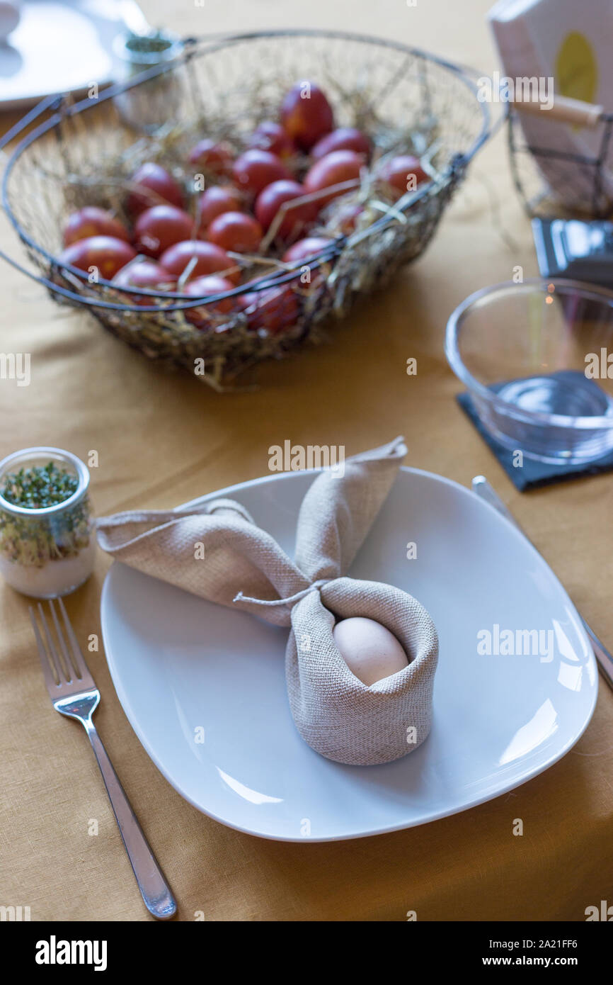 La famiglia reale tabella impostata per la colazione di Pasqua in una tradizionale casa polacca. Cesto pieno di uova colorate con onion skin. Foto Stock