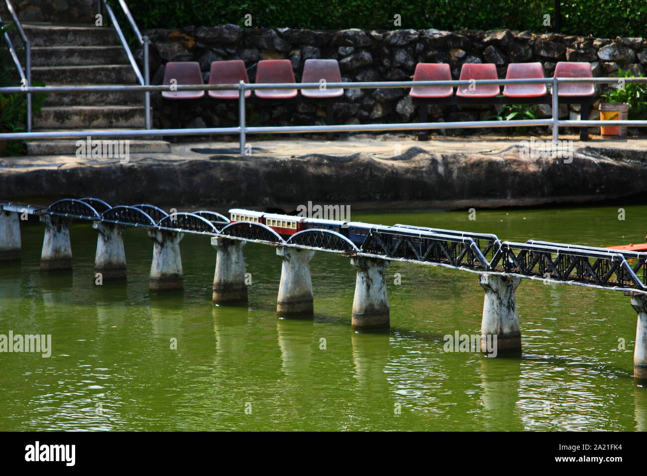 Bangkok la stazione ferroviaria e la ferrovia per il ponte. Il punto di riferimento di Bangkok in Mini Siam Park nella città di Pattaya, Thailandia nel decimo mese di dicembre, 2012. Foto Stock