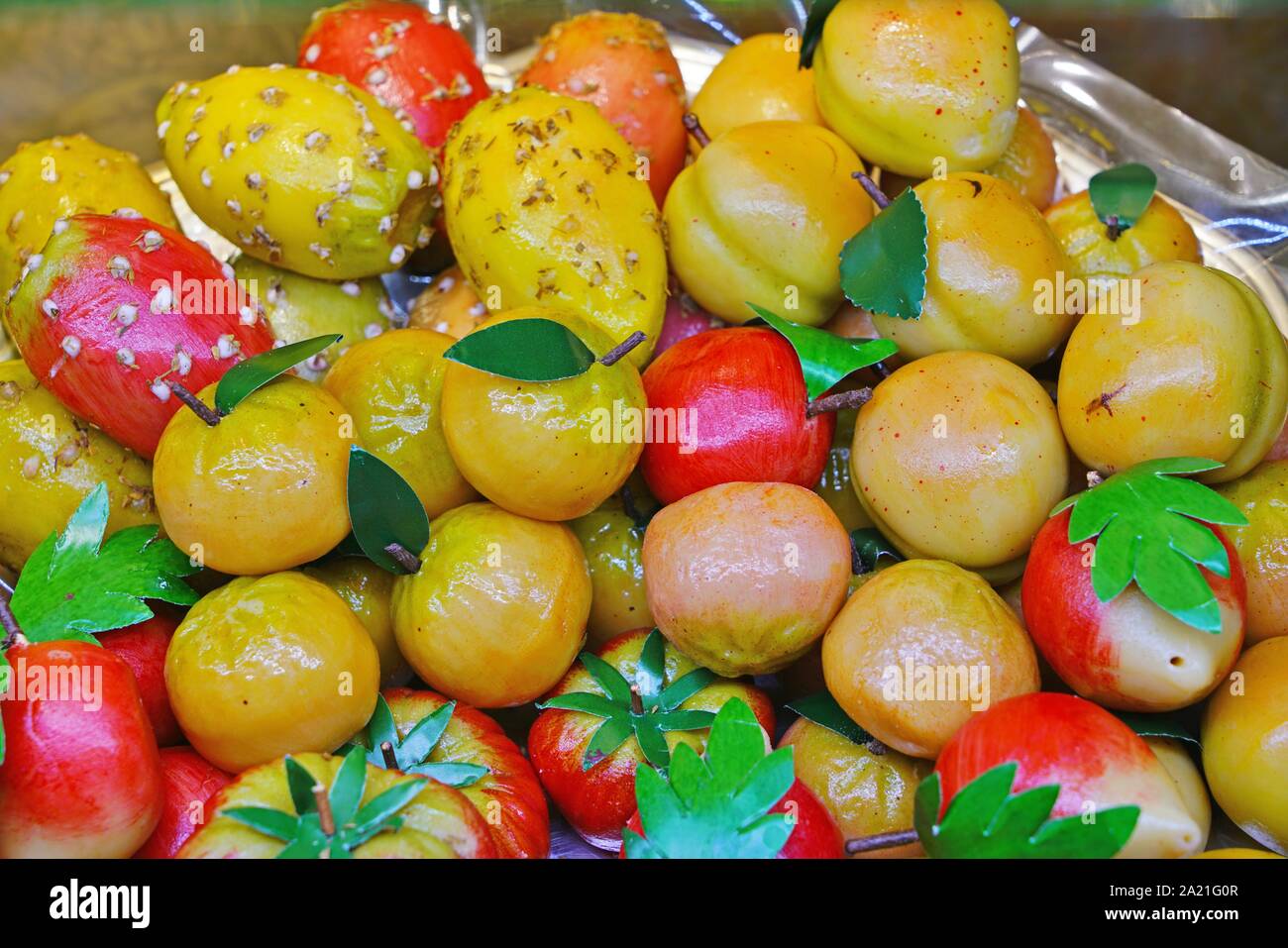 Marzapane colorato a mandorla caramelle di frutta in un italiano di pasticceria Foto Stock