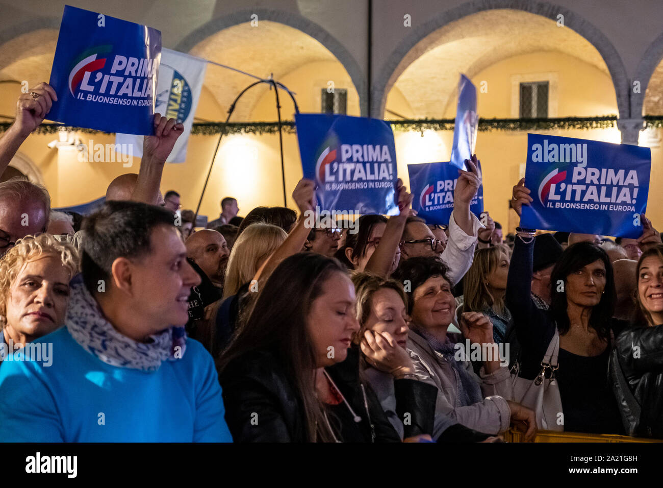 La Lega partito organizzato la conferenza regionale per la regione Marche a Ascoli Piceno. Il segretario Matteo Salvini e varie cifre nazionali di Foto Stock