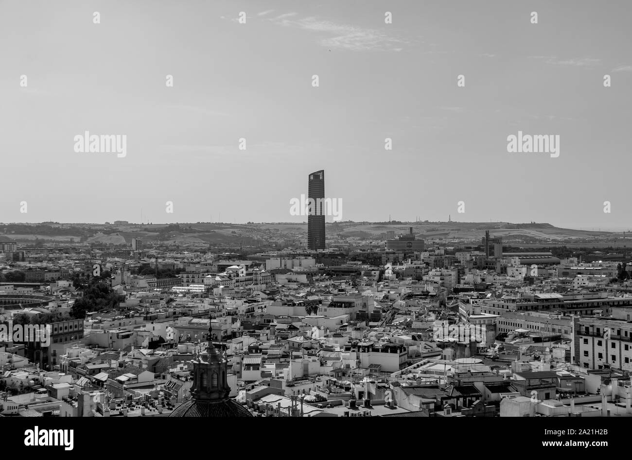 Una foto in bianco e nero del Sevilla torre centrata intorno a una vista sui tetti della città. Foto Stock Una foto in bianco e nero del Sevilla torre centrata intorno a una vista sui tetti della città. Foto Stock