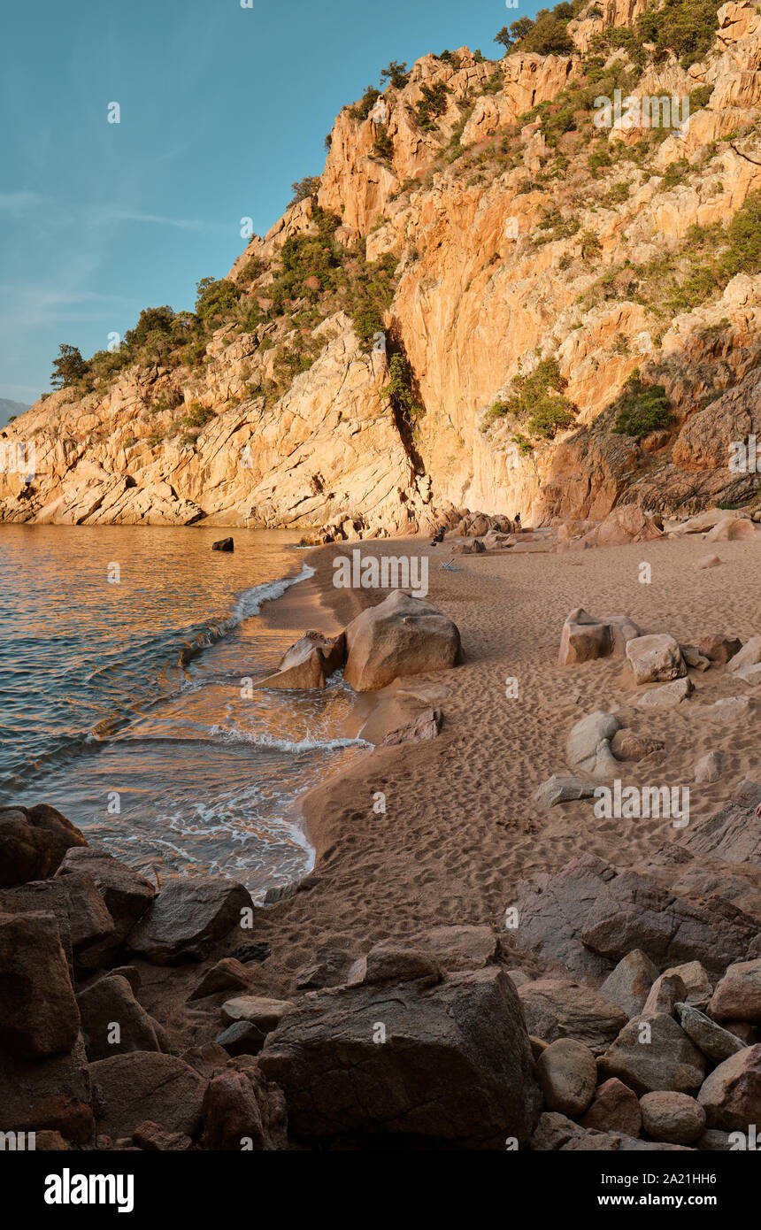 Il granito rosso rocce e spiaggia di Plage de Ficaghjola / Plage de Ficajola e il golfo di Porto, Calanques de Piana Corsica Francia. Foto Stock