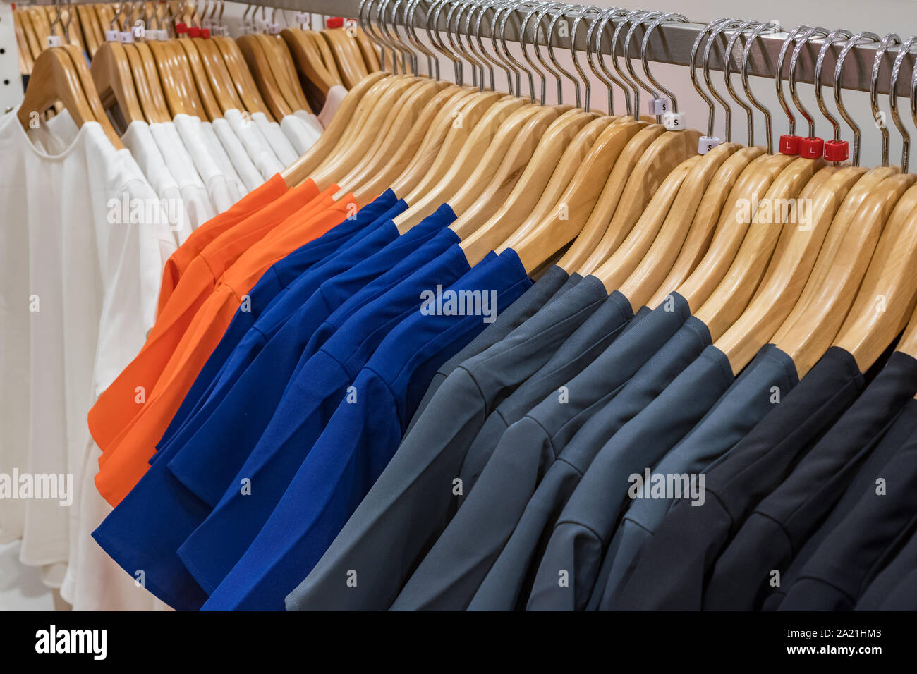 Multicolore di t-shirt in hang in vendita nel negozio Foto Stock