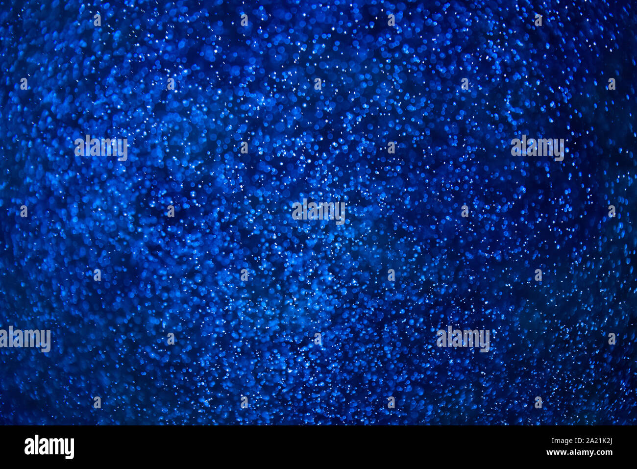 Blu scuro e acqua bolle piccole bokeh di fondo Foto Stock