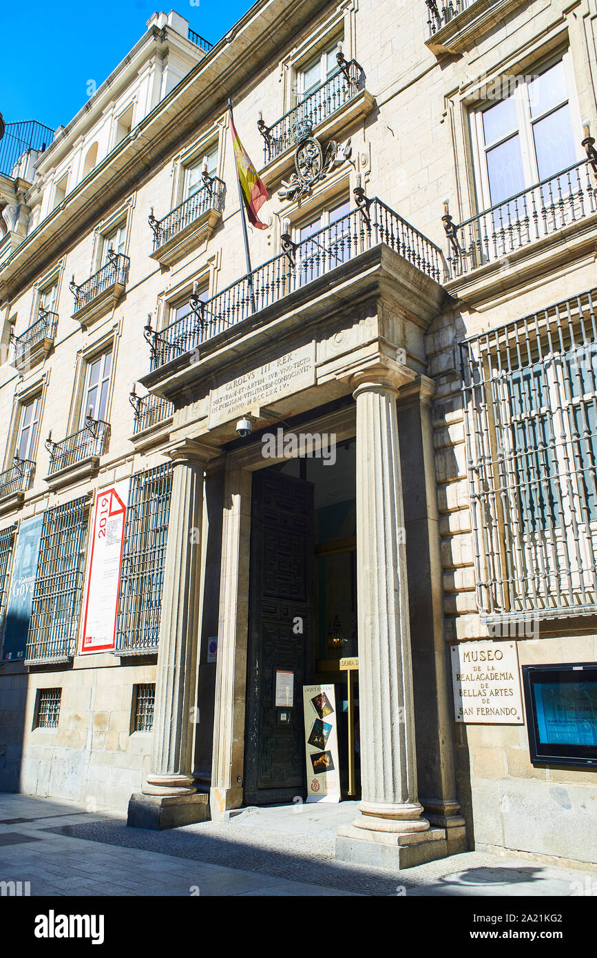 Madrid, Spagna - 27 settembre 2019. Facciata principale della Reale Accademia di Belle Arti di San Fernando. Vista dalla strada di Alcala. Madrid, Spagna. Foto Stock