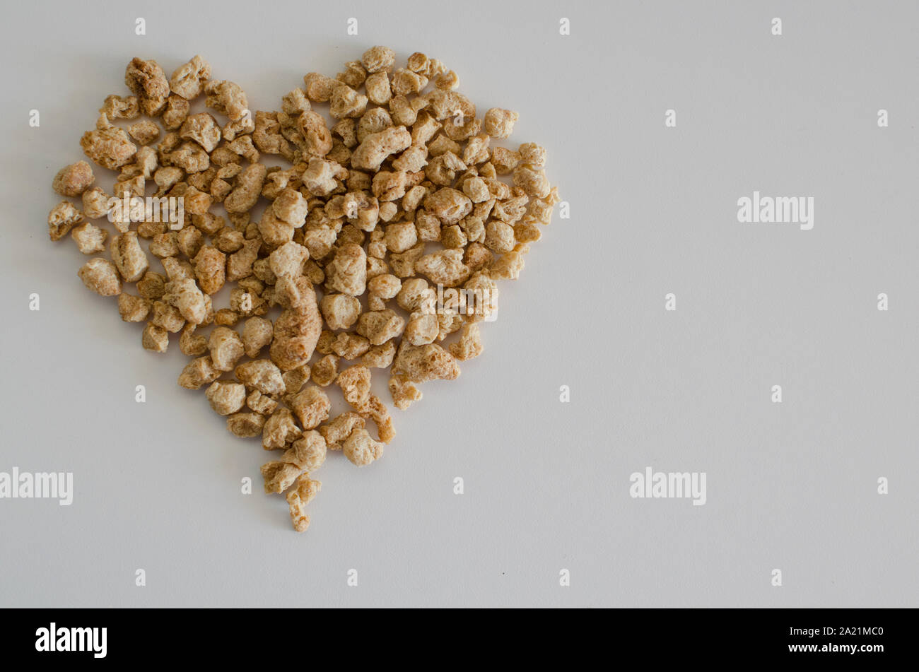 Forma di cuore con pezzi di soia. Cibo vegan. Foto Stock