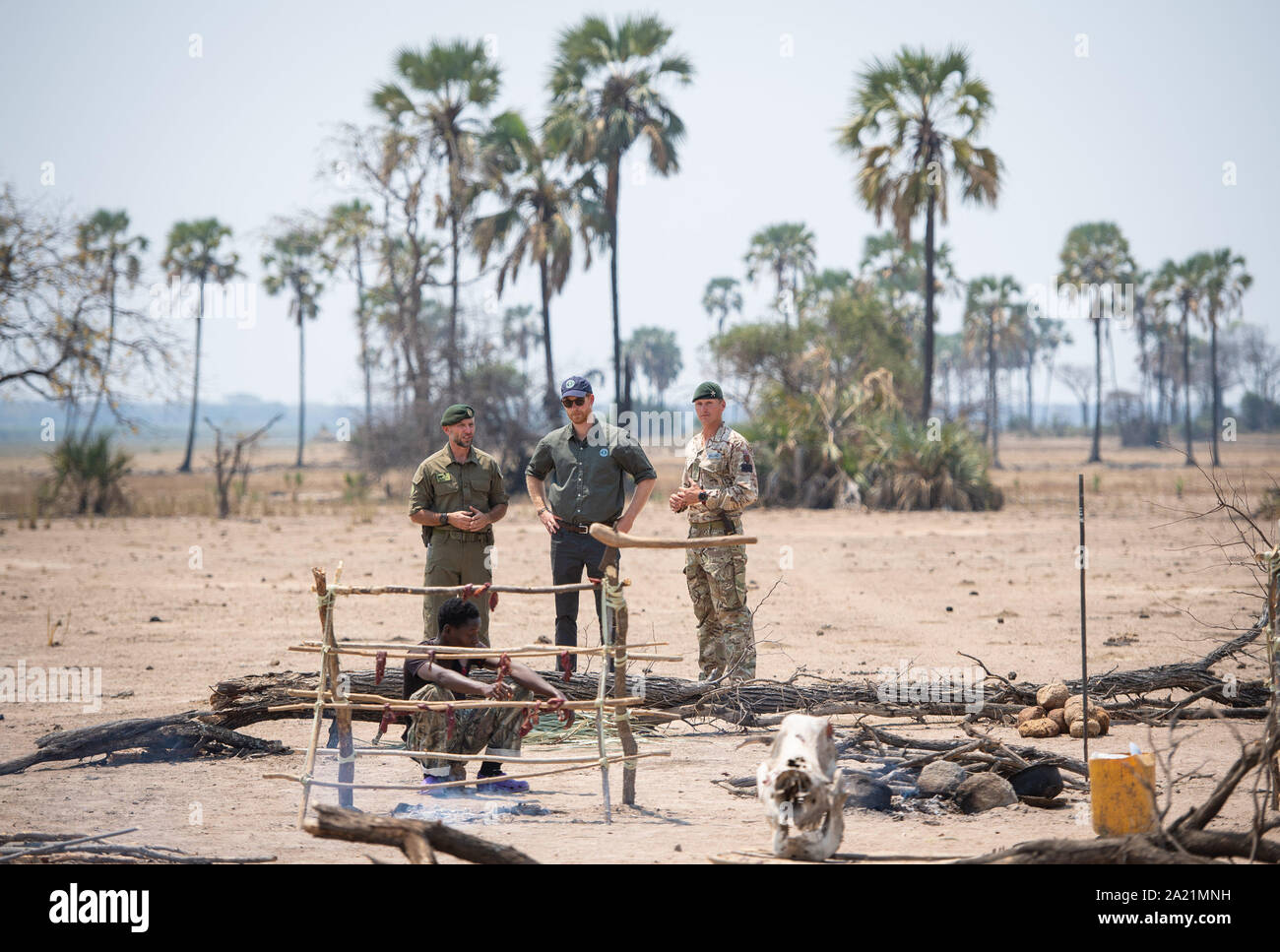 Il Duca di Sussex (centro) orologi un anti-caccia di frodo esercizio di dimostrazione condotta congiuntamente dai rangers locali e militari del Regno Unito distribuito sul funzionamento con fili al Liwonde National Park in Malawi il giorno otto del royal tour di Africa. Foto Stock
