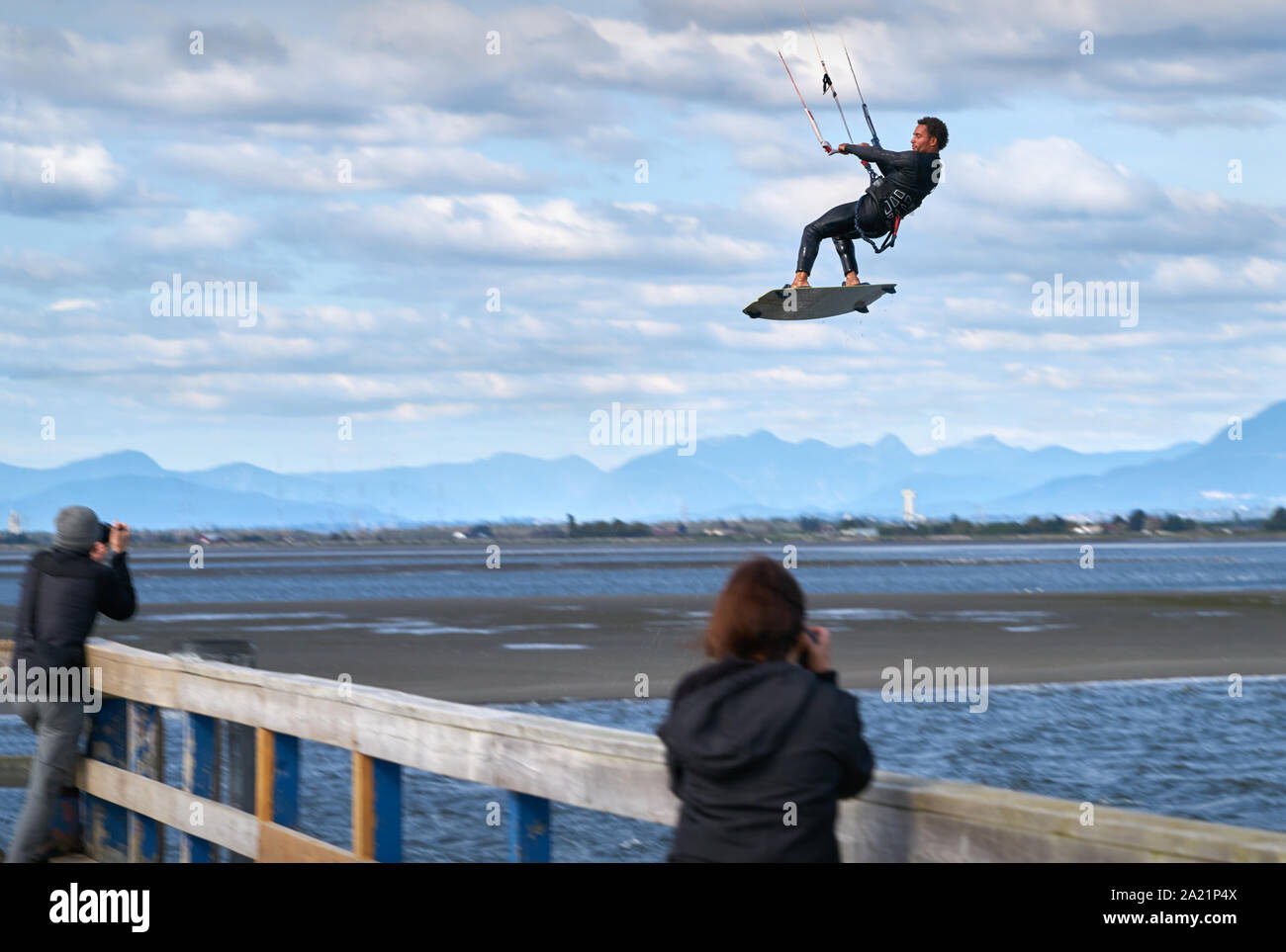 Surrey, British Columbia, Canada - 29 settembre 2019. Kite Surfer. Kiteboarder off la spiaggia a mezzaluna Pier nel Surrey, British Columbia. Foto Stock