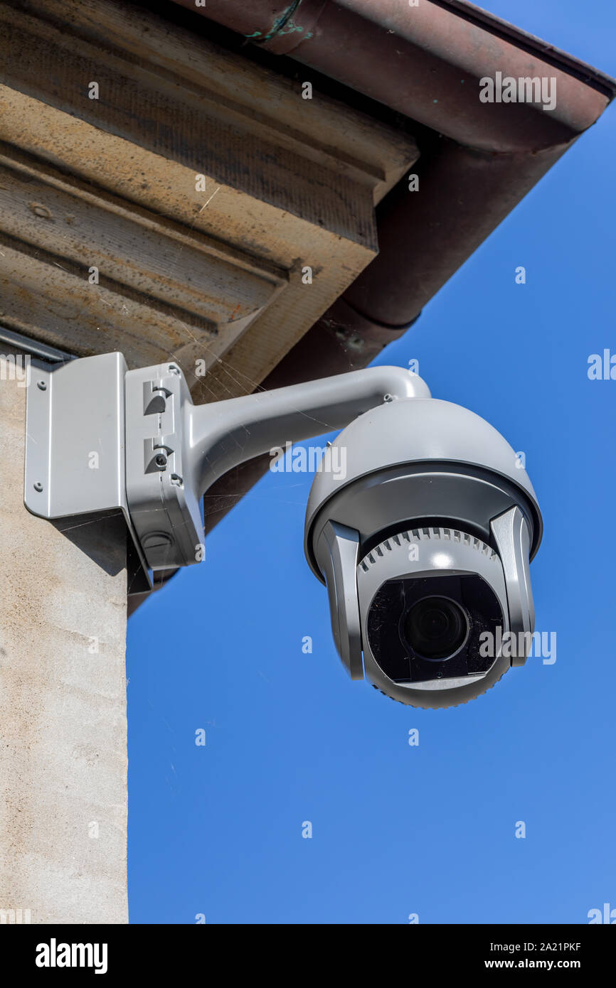 Telecamera di sorveglianza sull'angolo di un edificio Foto Stock