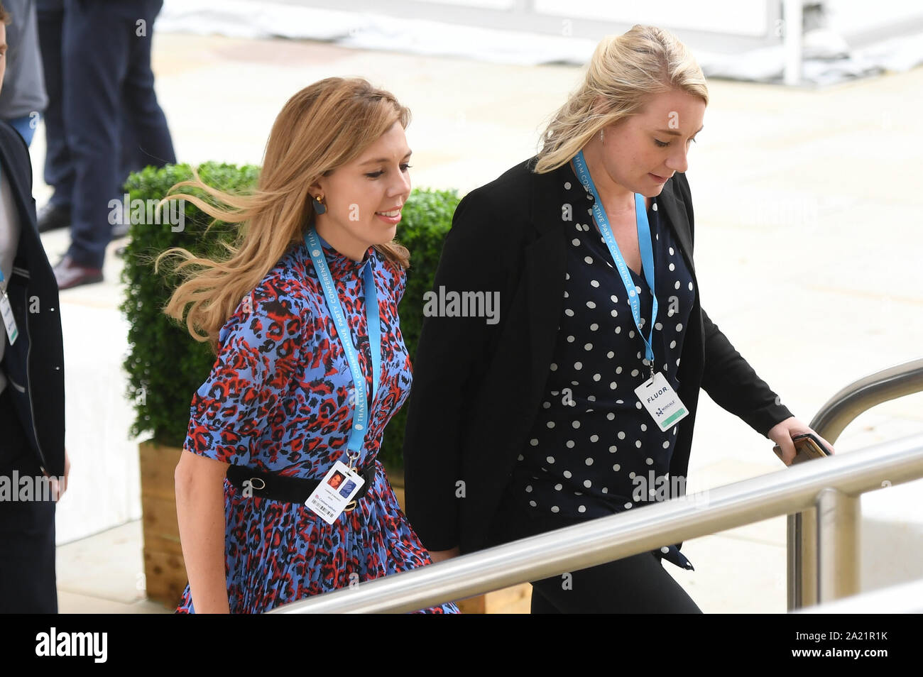 Carrie Symonds (sinistra), il partner di primo ministro Boris Johnson, presso il congresso del partito conservatore al Manchester Convention Center. Foto Stock