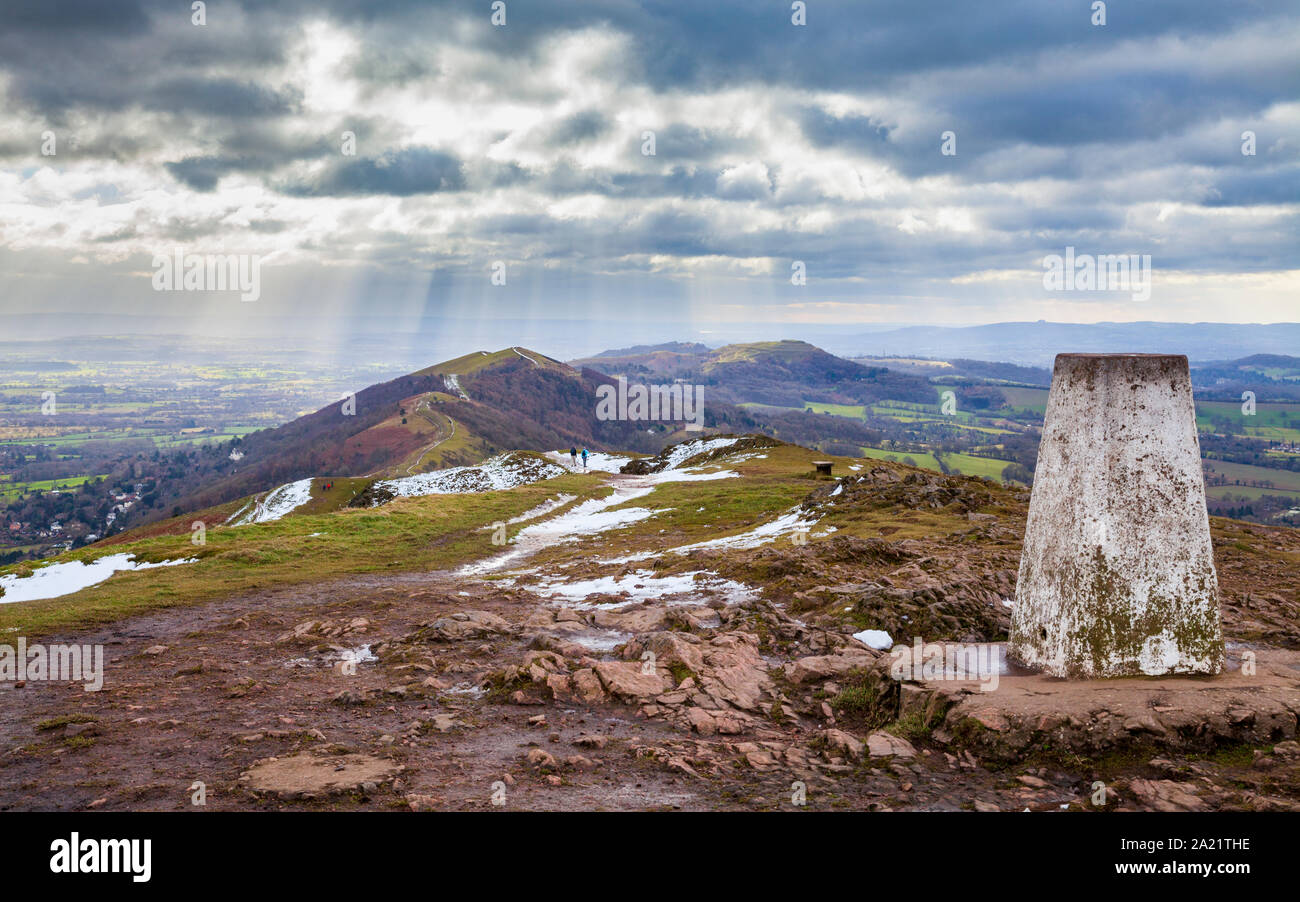 Guardando a sud lungo le colline Malvern in inverno dal punto di triangolazione a Worcestershire Beacon, Inghilterra Foto Stock