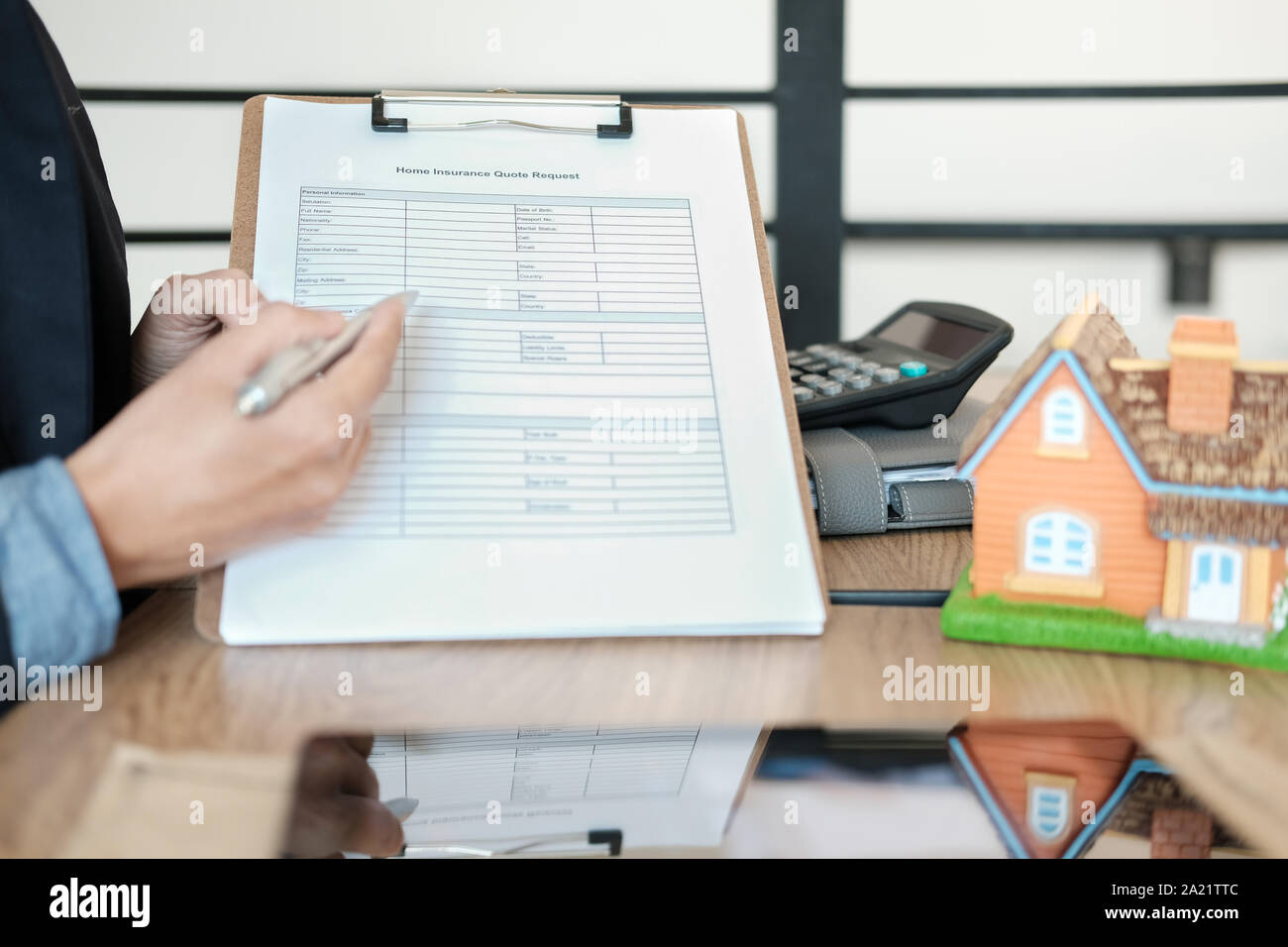 Imprenditore che mostra la casa di assicurazione form di richiesta preventivo Foto Stock