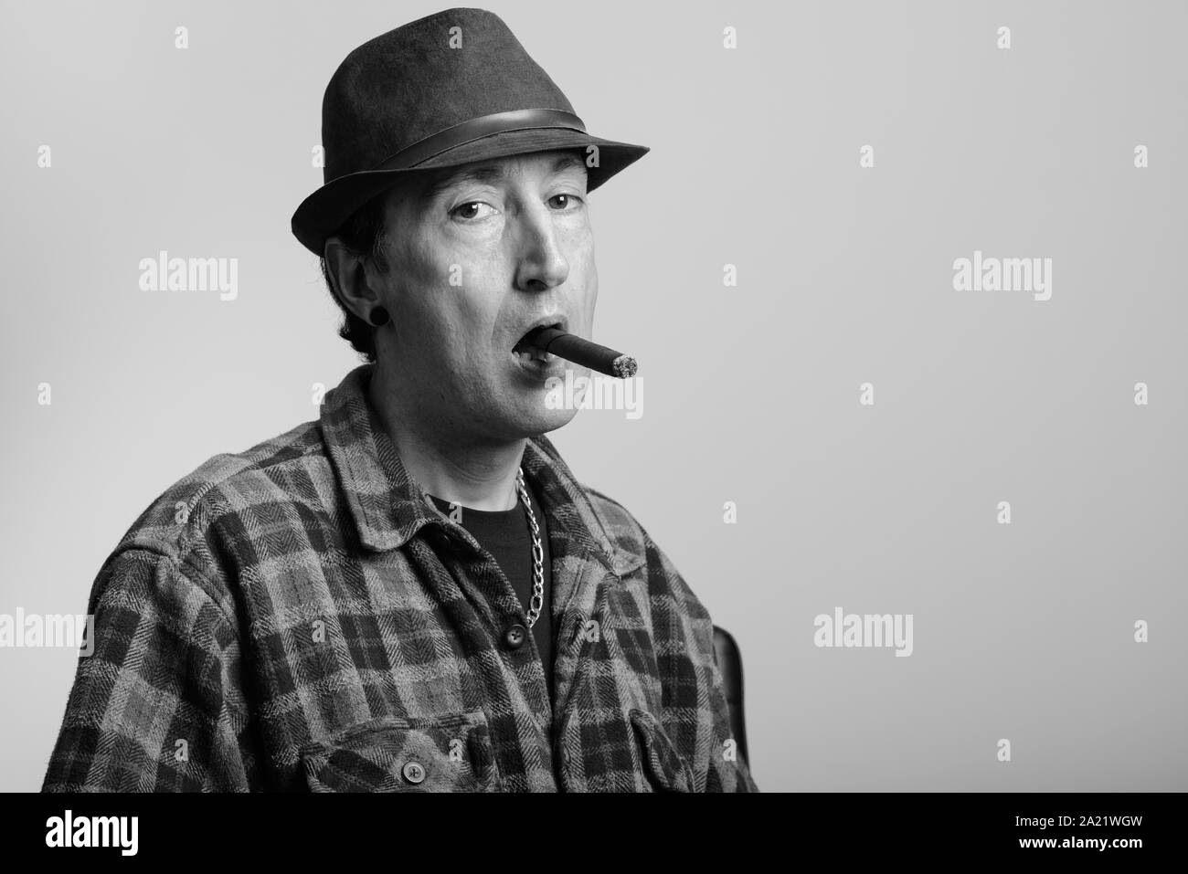 Studio Shot Di Coppia Gangster Uomo Sigaro Fumare Foto Stock Alamy