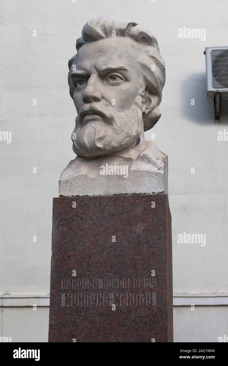 Sebastopoli, Crimea, Russia - Luglio 24, 2019: Monumento a Miklouho-Maclay presso l'edificio dell'Istituto di Biologia dei Mari del Sud a Sebastopoli Foto Stock