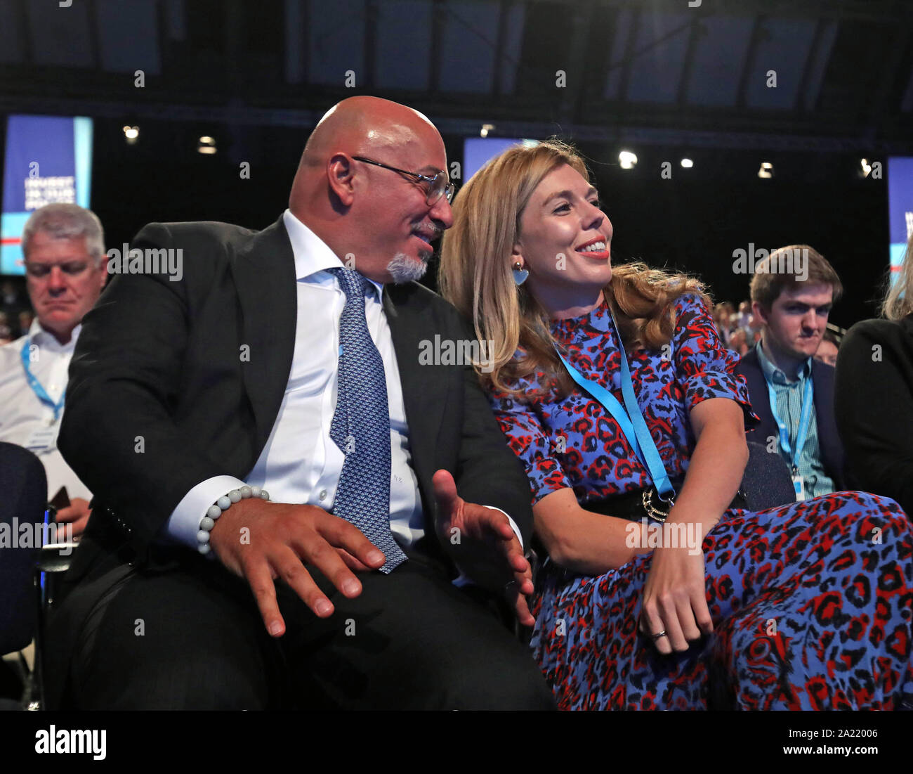 Sottosegretario parlamentare per il dipartimento di business, di energia e di strategia industriale, Nadhim Zahawi (sinistra) con Carrie Symonds presso il congresso del partito conservatore al Manchester Convention Center. Foto Stock