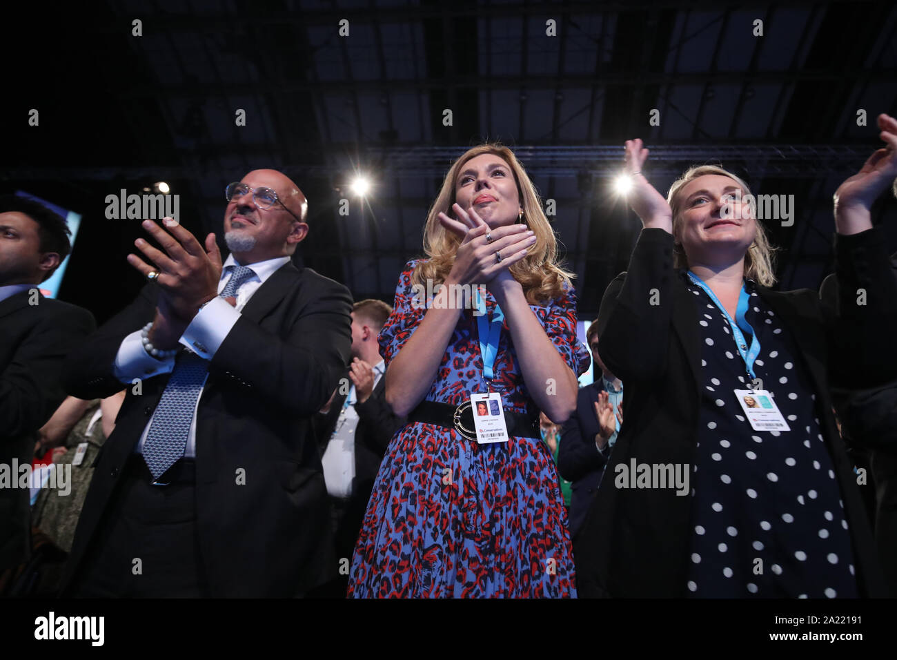 Sottosegretario parlamentare per il dipartimento di business, di energia e di strategia industriale, Nadhim Zahawi (sinistra) con Carrie Symonds (centro) applaude un discorso al congresso del partito conservatore al Manchester Convention Center. Foto Stock